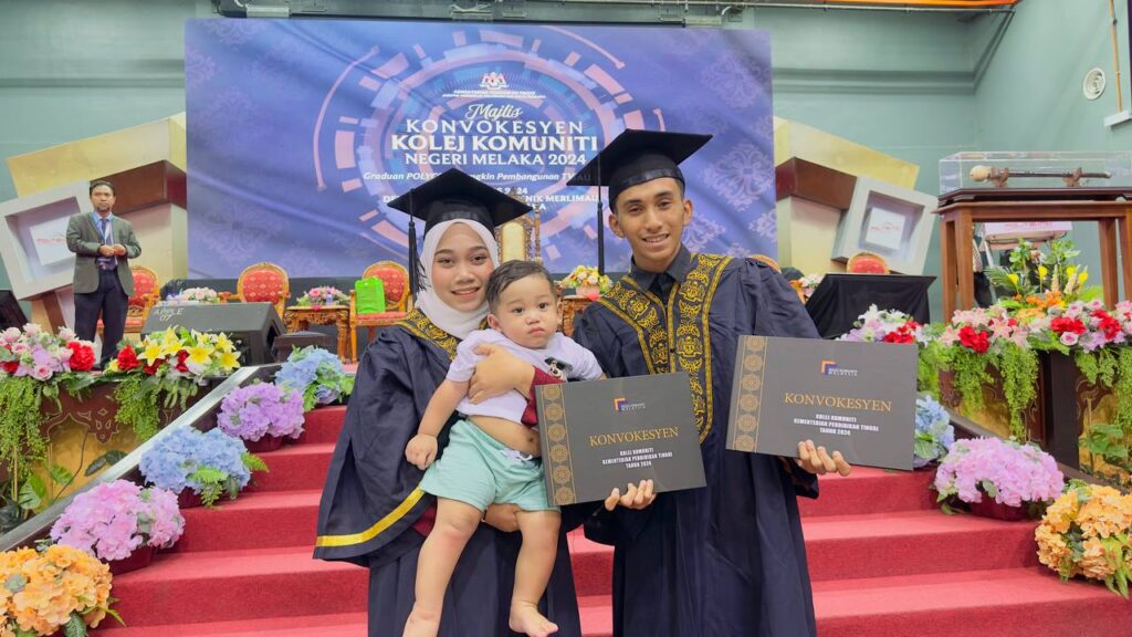 Fakrul Reeza (kanan) dan Maizatul Hasanah (kiri) bergambar kenangan bersama bayi mereka, Umar Ayden dalam Majlis Konvokesyen Kolej Komuniti Negeri Melaka 2024 di Dewan Platinum, Politeknik Merlimau.