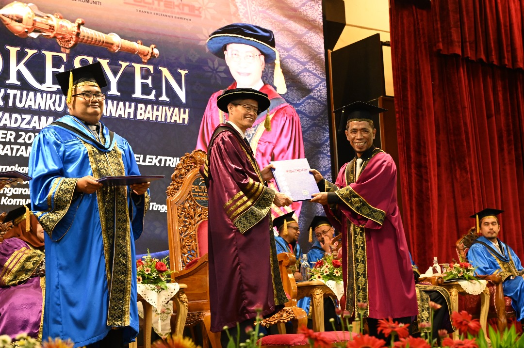 Pengalaman 30 Tahun Tak Halang Jadi Pelajar Cemerlang: ‘Kamus Bergerak’ PTSB Raih PNGK 4.00 pada Usia 51