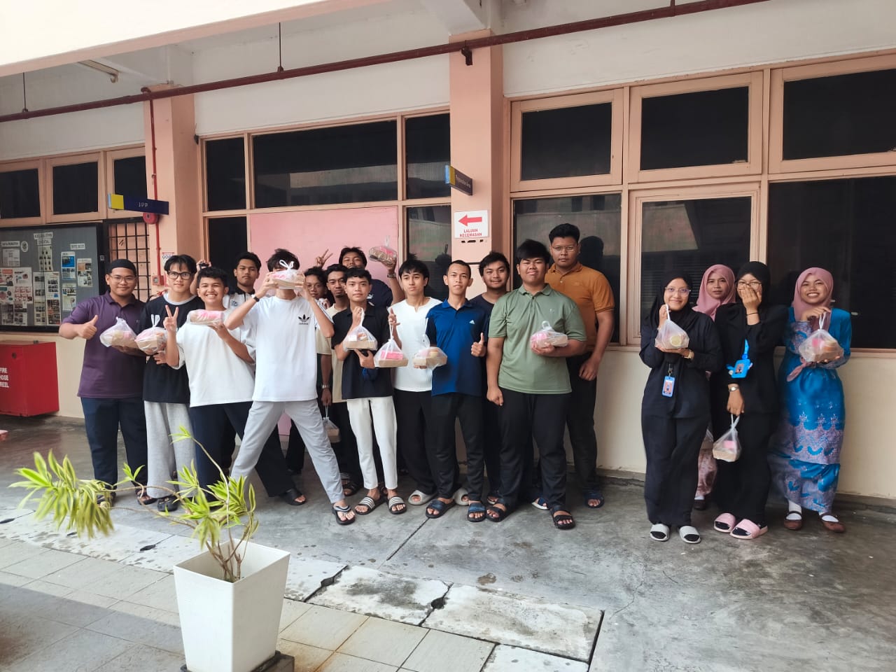 Keratan Akhbar : JTMK PUO terima kunjungan kasih PAKIS, santuni pelajar melalui program iftar