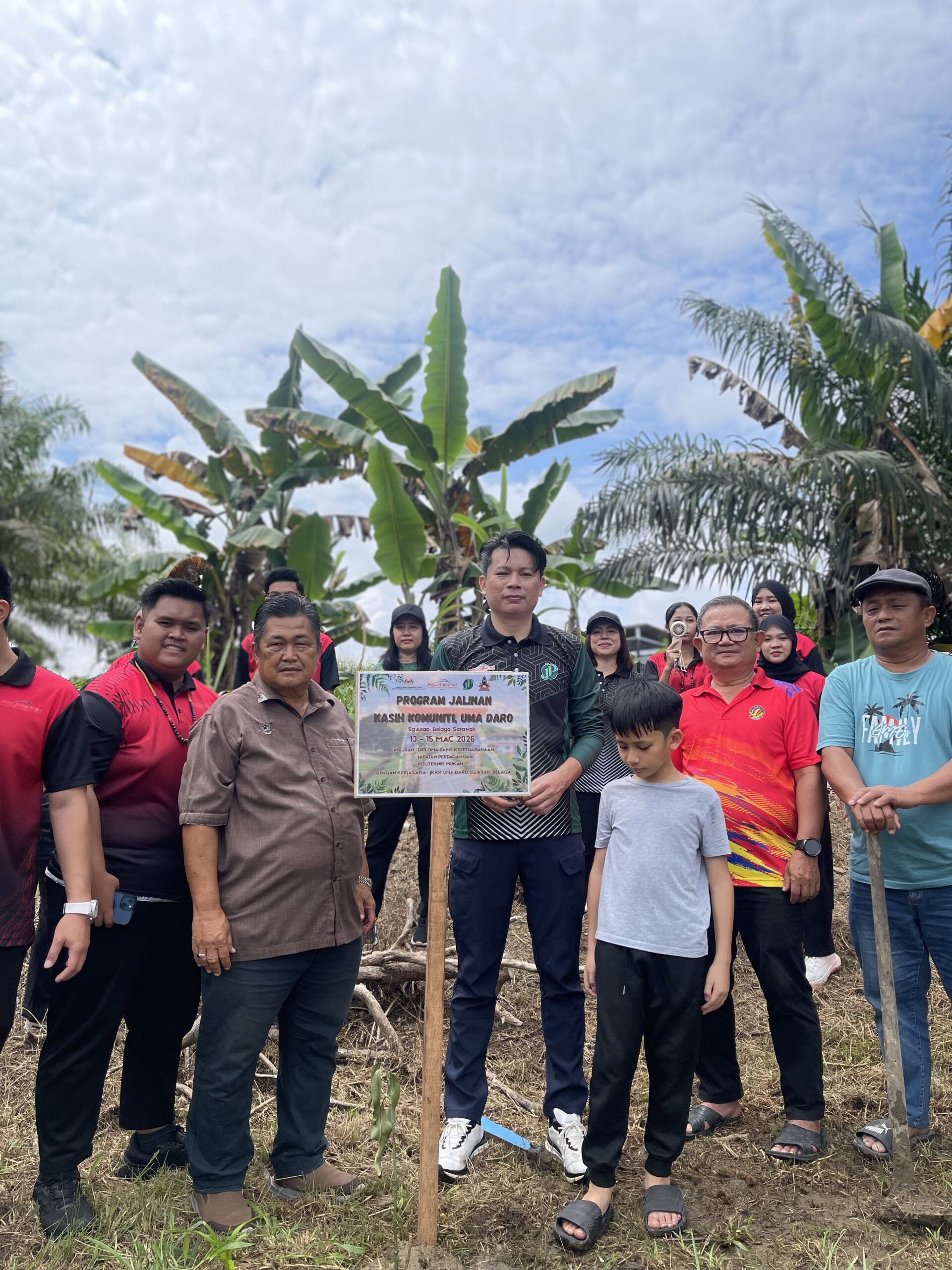 Keratan Akhbar: Pelajar PMU komuniti Uma Daro menerusi program CSR