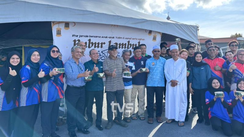 Keratan Akhbar: 600 pek bubur lambuk diagih kepada masyarakat di Masjid Ikhwanul Islam