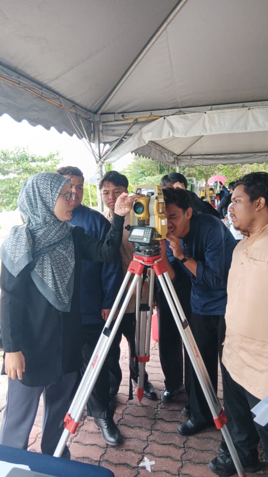 Keratan Akhbar : Pelajar Geomatik PUO dibimbing cara cerap anak bulan tentu awal Ramadan di Baitul Hilal Lumut