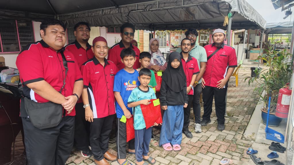 Keratan Akhbar : Pelajar Politeknik Ungku Omar santuni 39 anak yatim, sumbang kurta sempena Aidilfitri