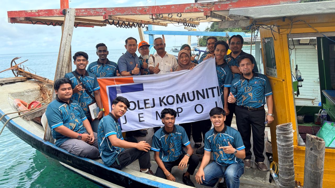 Kolej Komuniti Jempol sertai Projek CSR Pemasangan Solar PV Bot Nelayan di Mersing