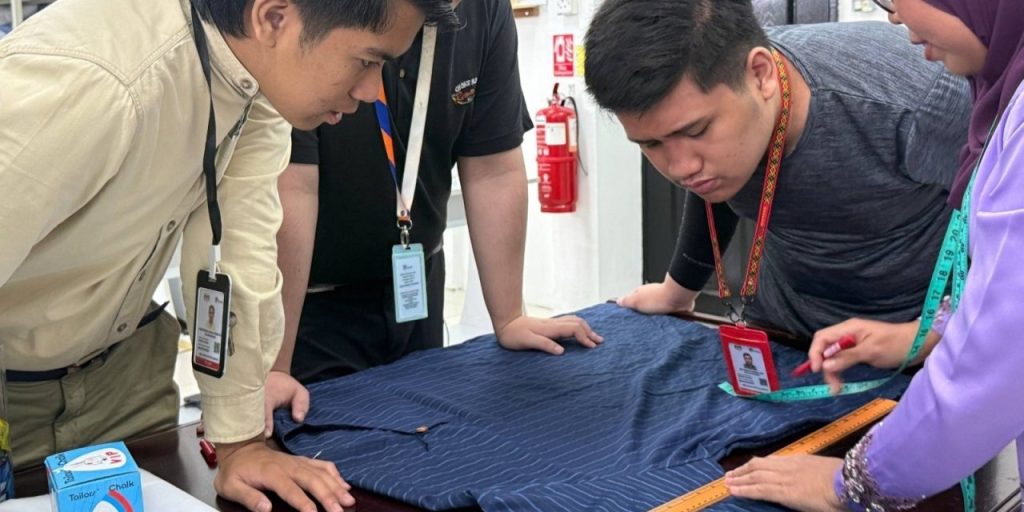 Keratan Akhbar- Kolej Komuniti Kuching Perkasa Pelajar OKU Depani Keperluan Industri Jahitan, Fesyen