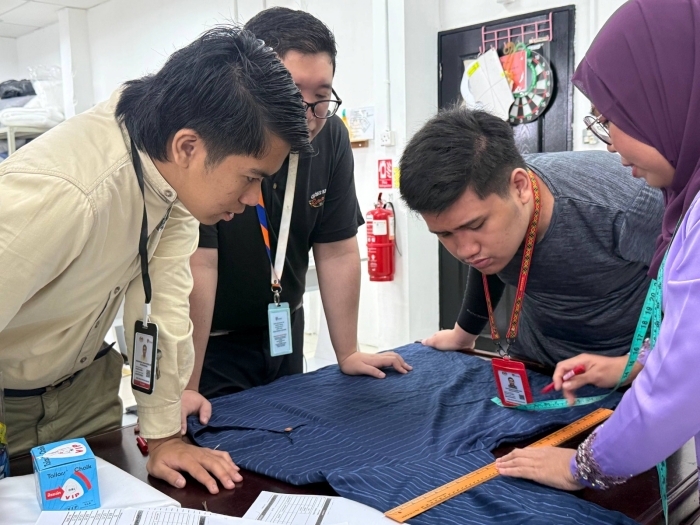 Keratan Akhbar-Kolej Komuniti Kuching perkasa pelajar OKU depani keperluan industri jahitan, fesyen