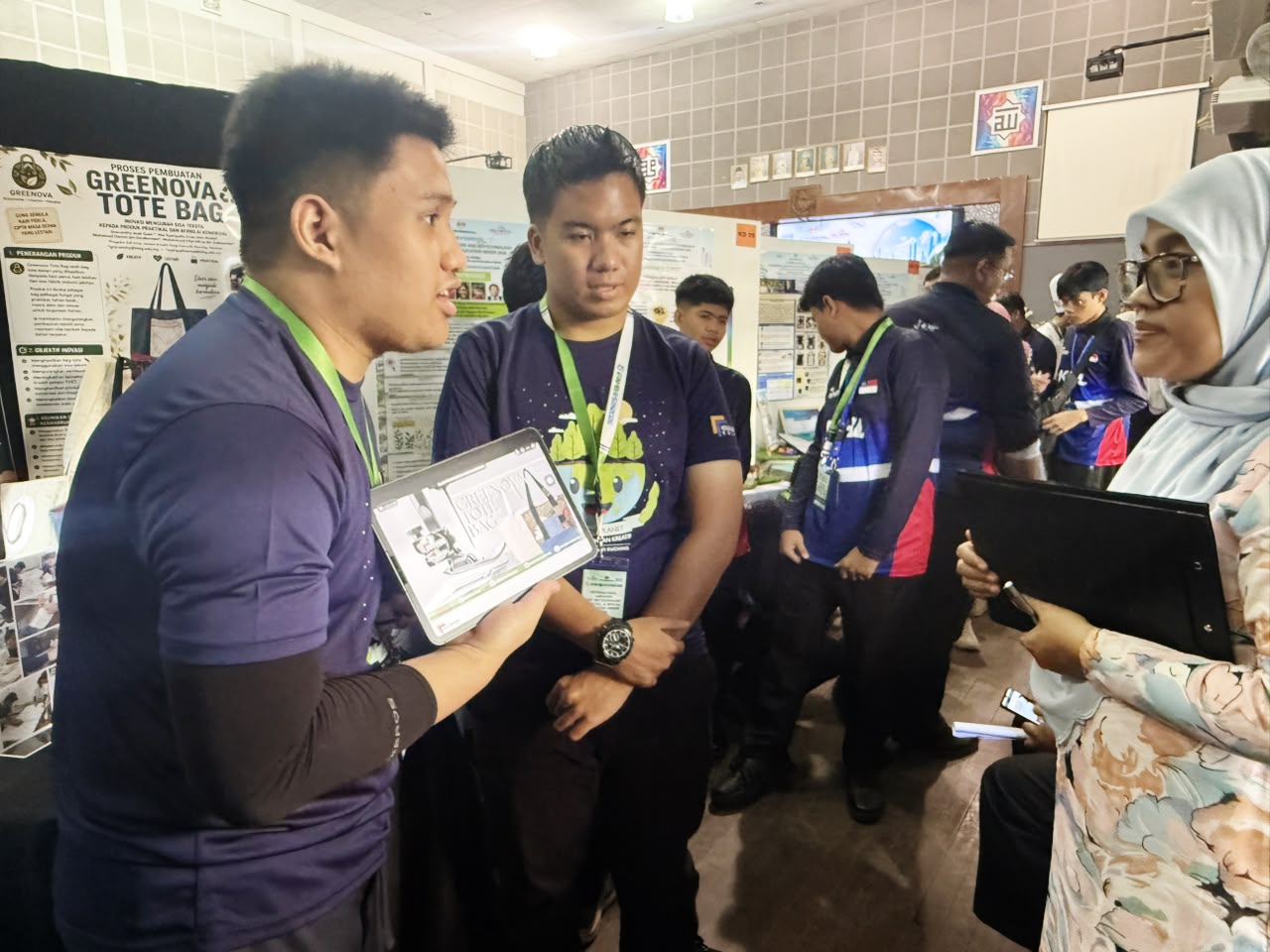 Keratan Akhbar : Special educational needs team clinches gold with tote bag