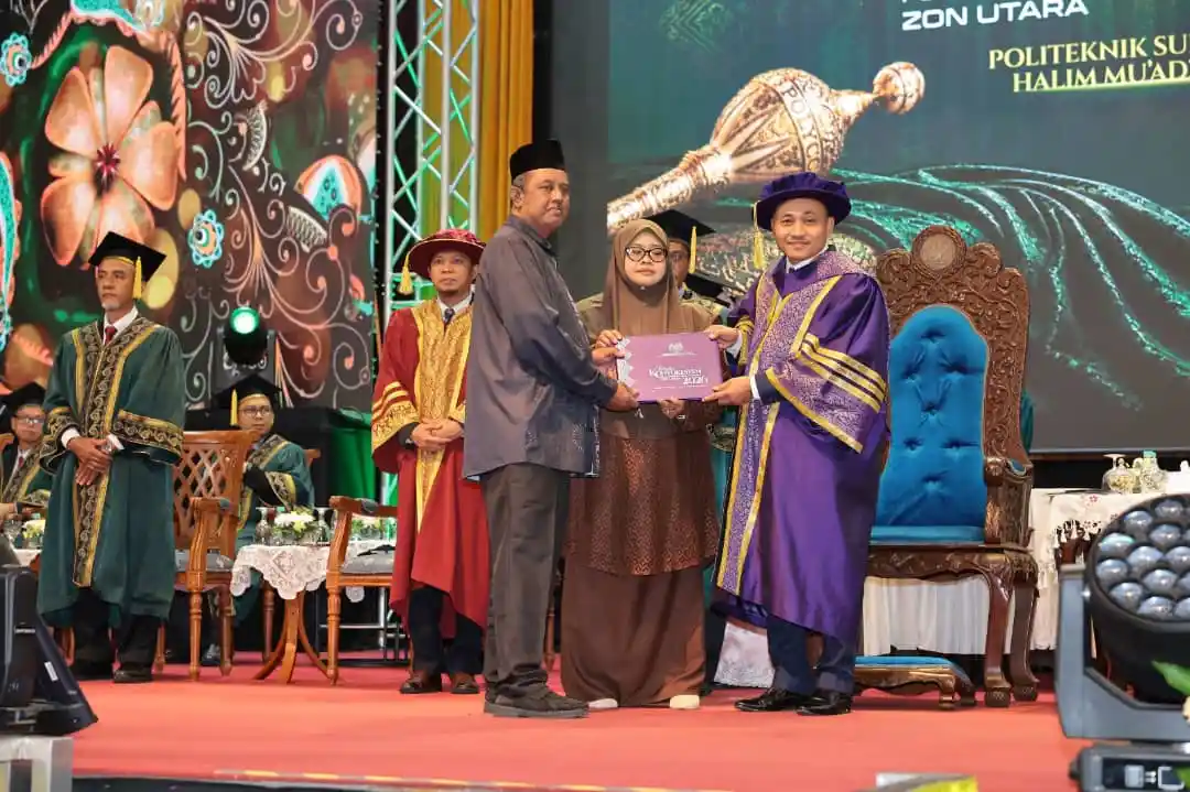 Sijil ini milikmu, nak!  Ibu bapa sayu terima skrol diploma anak di pentas konvokesyen POLYCC 2026!