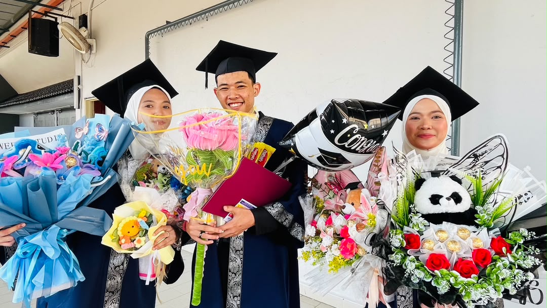 Genggam diploma serentak: Tiga beradik raikan kejayaan bersama di Politeknik METrO Johor Bahru