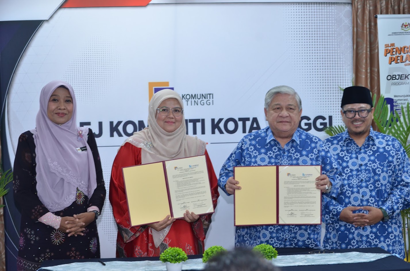 KOLEJ KOMUNITI KOTA TINGGI PERKUKUH PEMBELAJARAN BERASASKAN INDUSTRI MENERUSI INDUSTRY ON CAMPUS BERSAMA MYANGKASA TRAVEL & TOURS